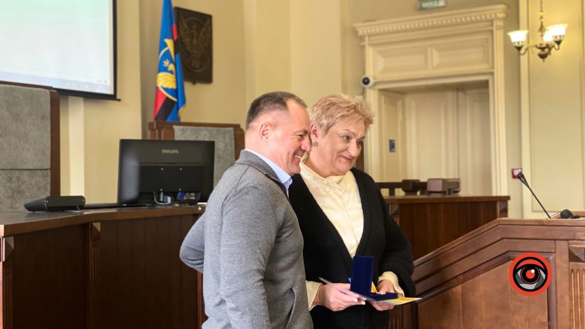 Оксані Пашник на сесії міської ради вручили відзнаку міського голови 1
