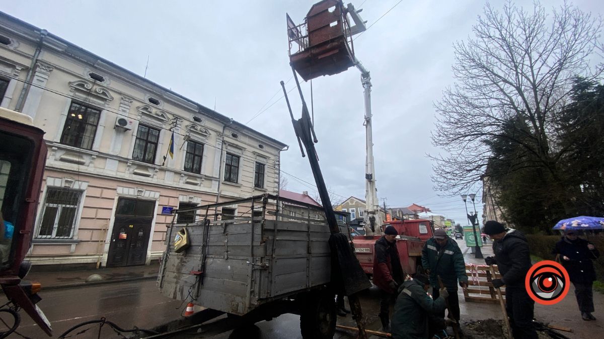 Водій, який зніс ліхтар на Грушевського, заплатить штраф