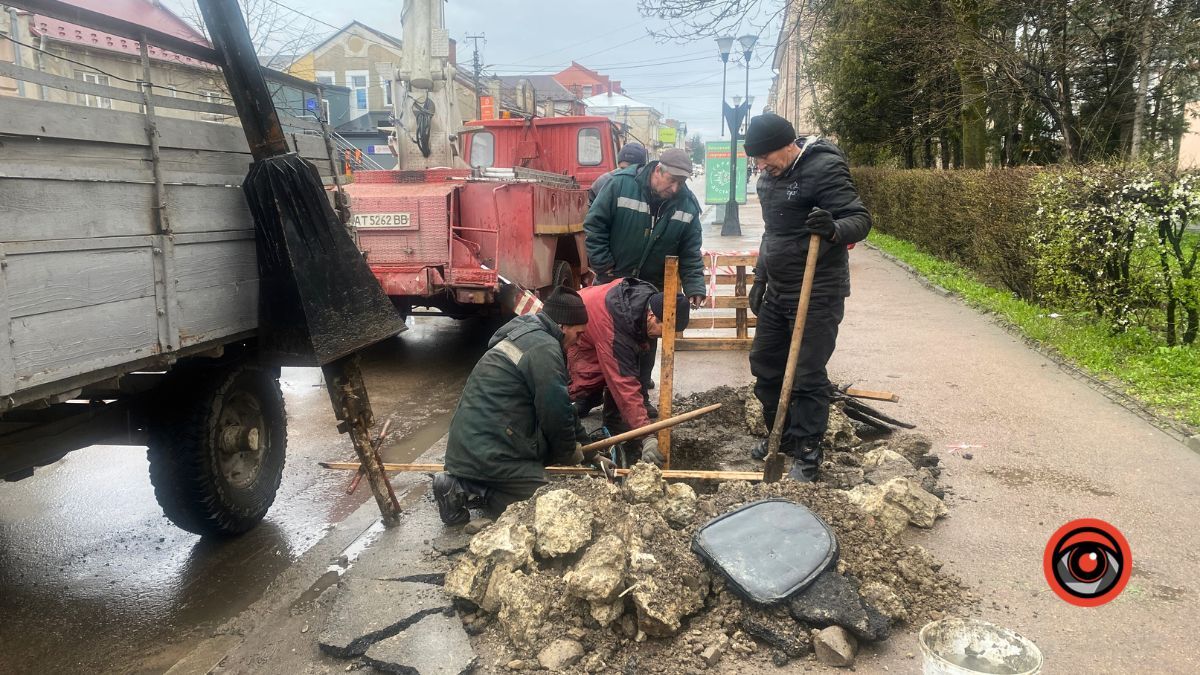 На проспекті Грушевського ліквідовують наслідки ДТП 3
