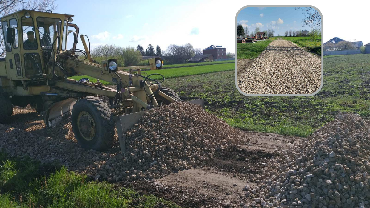 В селі Торговиця щебенять дорогу до кладовища