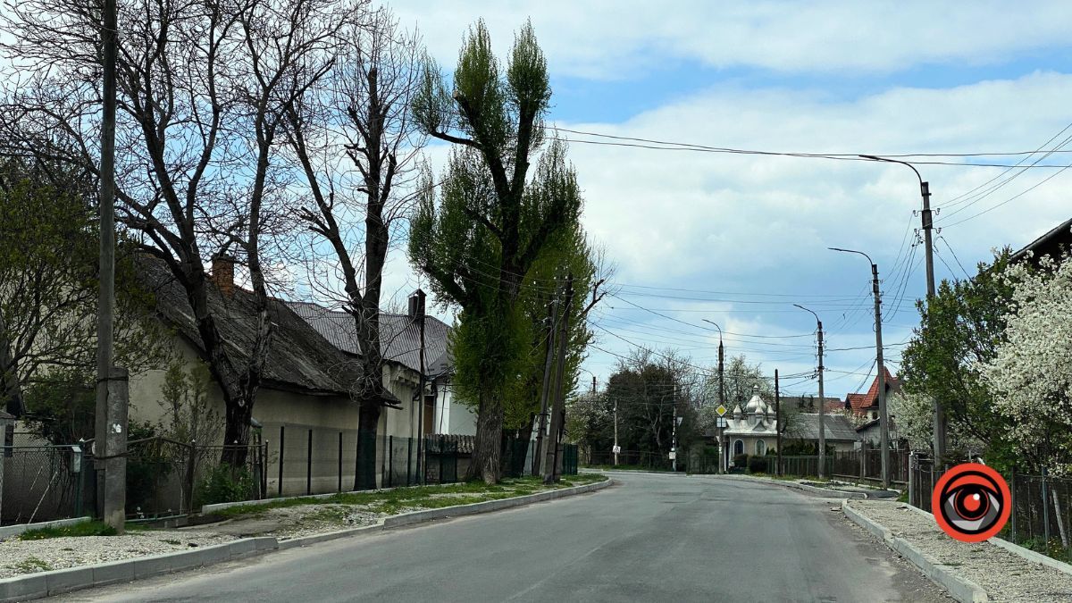 На вулиці Старицького у Коломиї відсутній тротуар 2