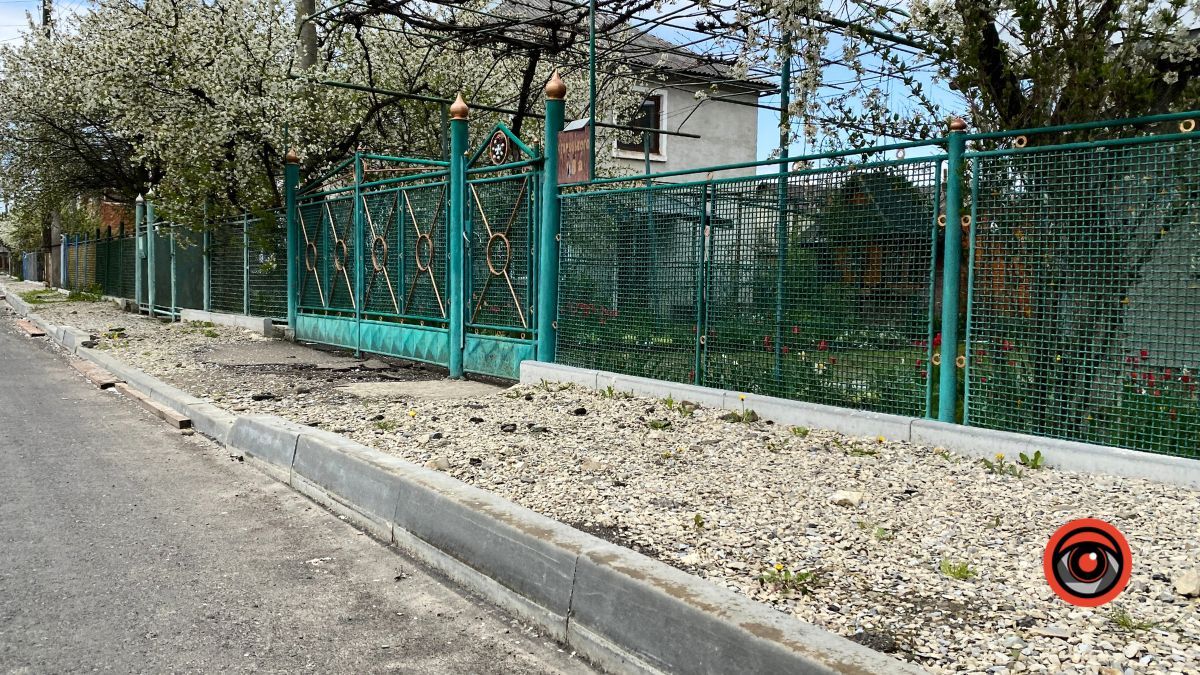 На вулиці Старицького у Коломиї відсутній тротуар 3