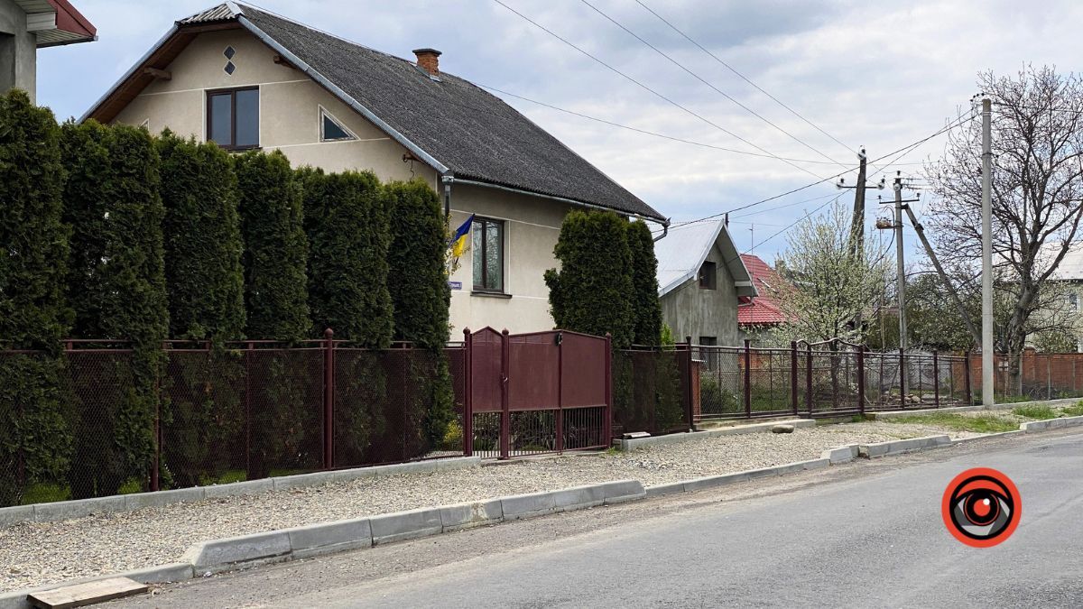 На вулиці Старицького у Коломиї відсутній тротуар 6