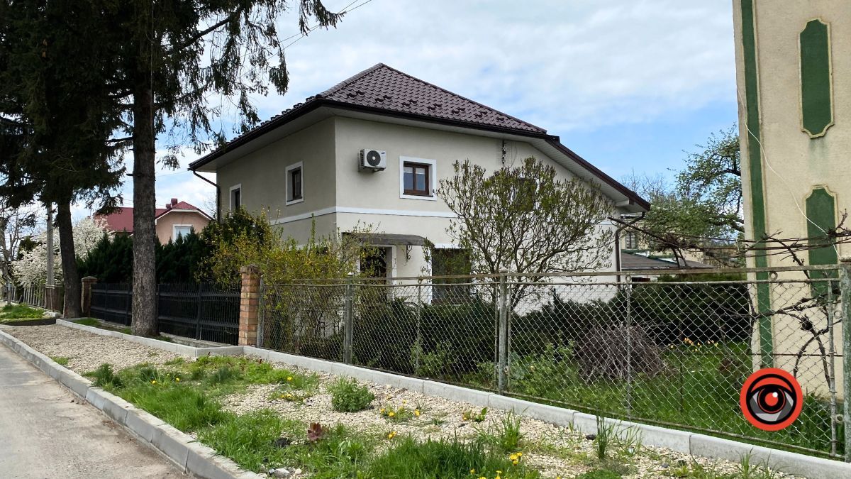 На вулиці Старицького у Коломиї відсутній тротуар