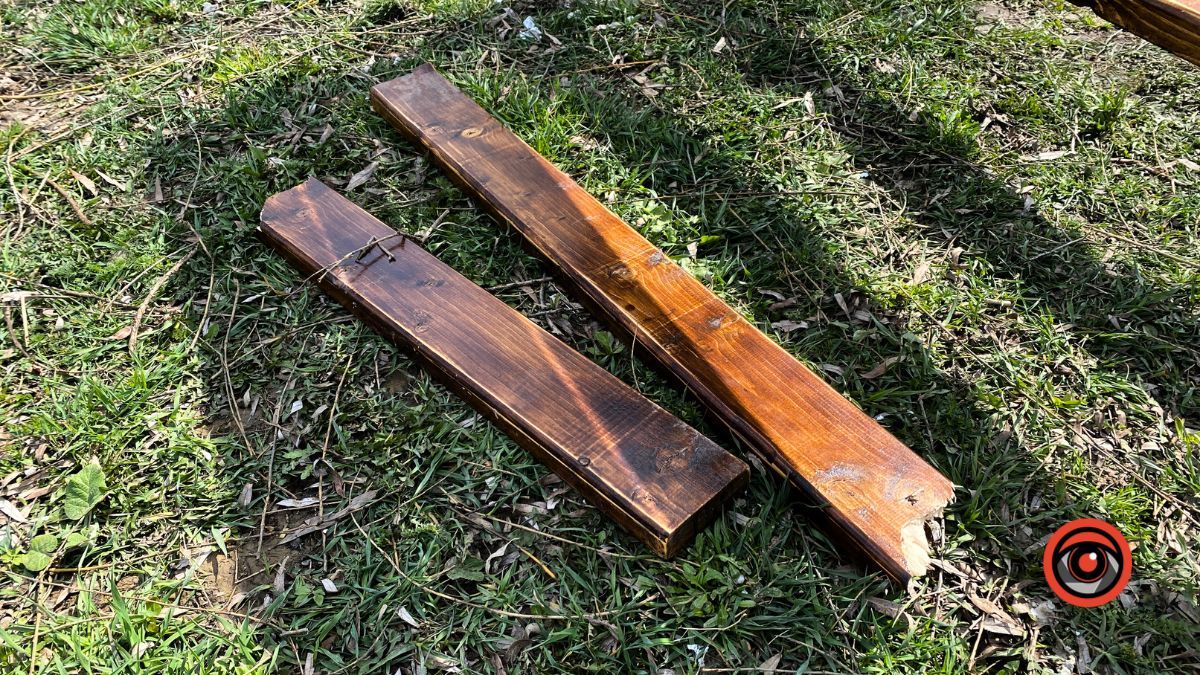 Не минуло й тижня: у Коломиї вандали понівечили лавку 3