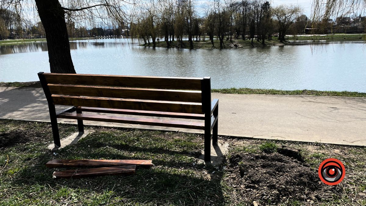 Не минуло й тижня: у Коломиї вандали понівечили лавку 2