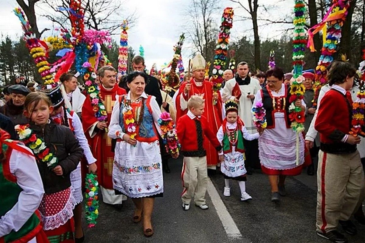Похорон оселедця, пальмова неділя та вербові бійки у Мокрий понеділок: як святкують Великдень у Польщі 3
