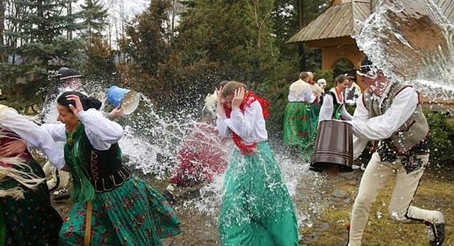 Похорон оселедця, пальмова неділя та вербові бійки у Мокрий понеділок: як святкують Великдень у Польщі 6