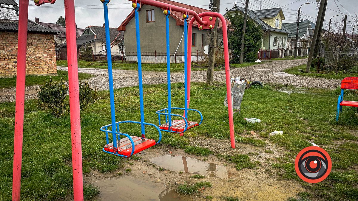 Що не так з дитячими майданчиками в Коломийській громаді 6
