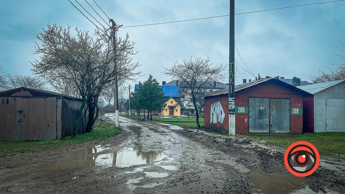 Коломияни просять підсипати дорогу до храму 3