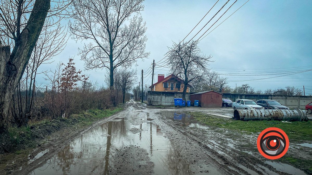 Коломияни просять підсипати дорогу до храму 4
