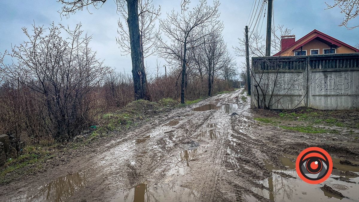Коломияни просять підсипати дорогу до храму 5