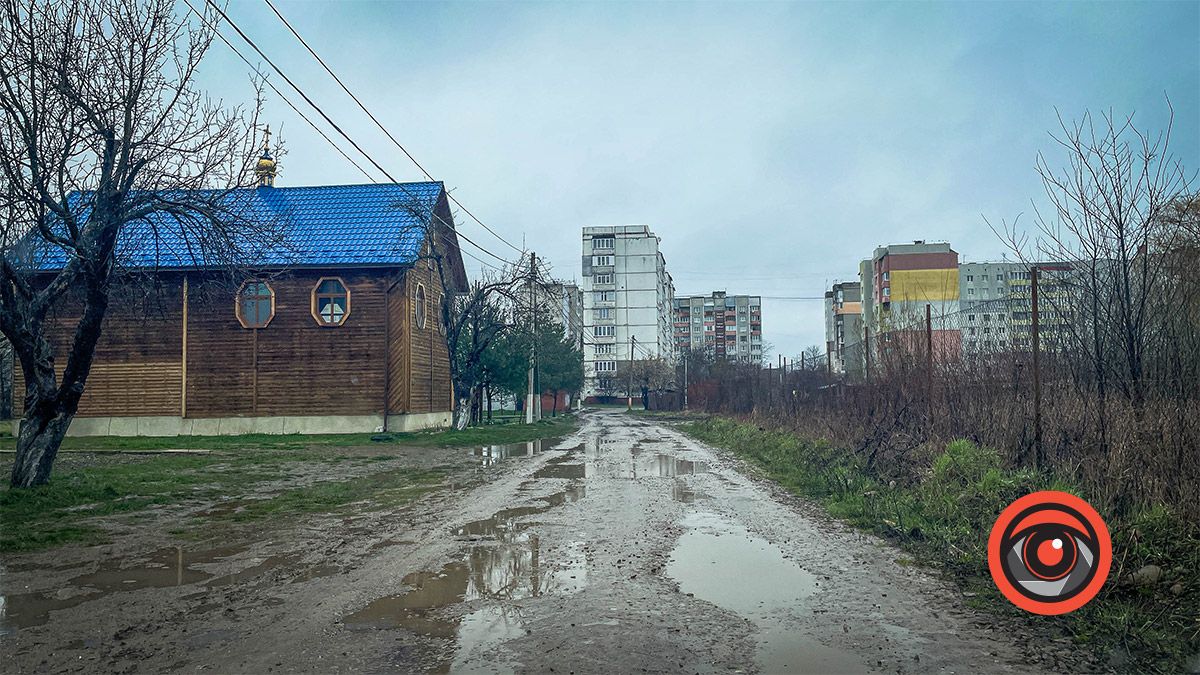 Коломияни просять підсипати дорогу до храму 6