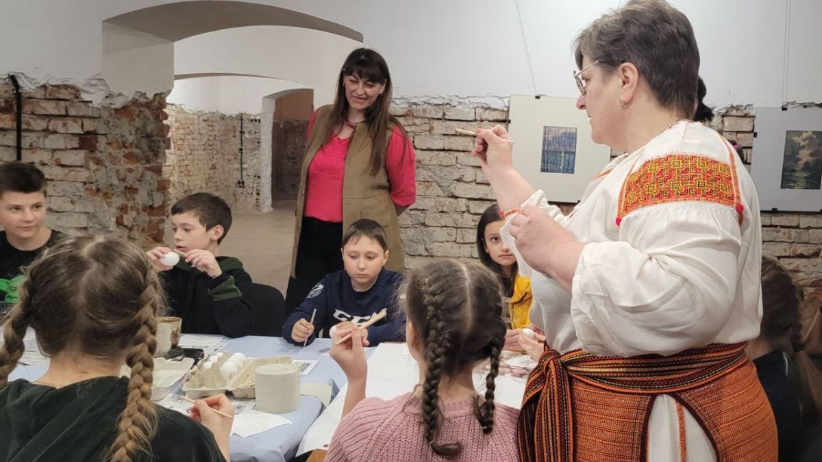 Як у Народному домі писанки розписували 3