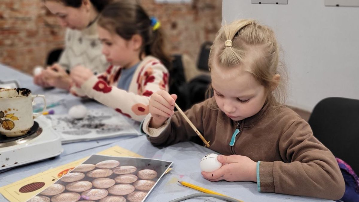 Як у Народному домі писанки розписували 2