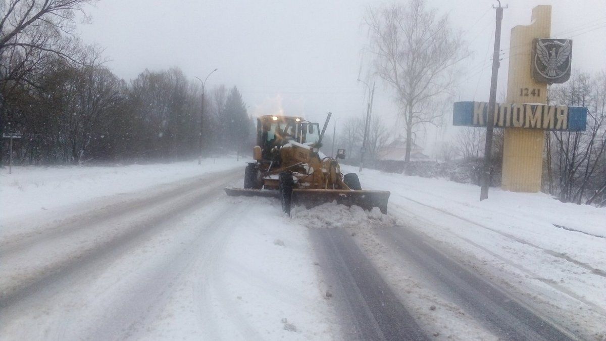 Як в Коломиї чистять дороги і тротуари від снігу 6 квітня 44