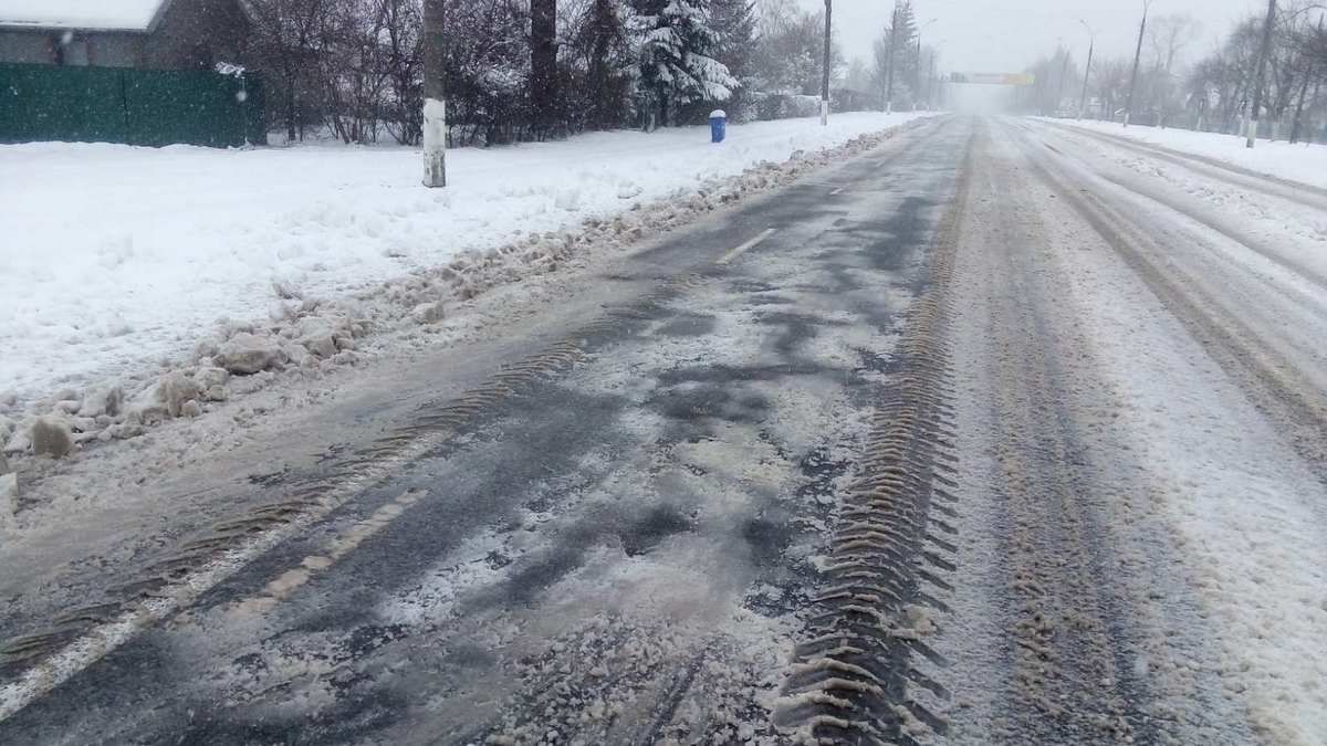 Як в Коломиї чистять дороги і тротуари від снігу 6 квітня 43
