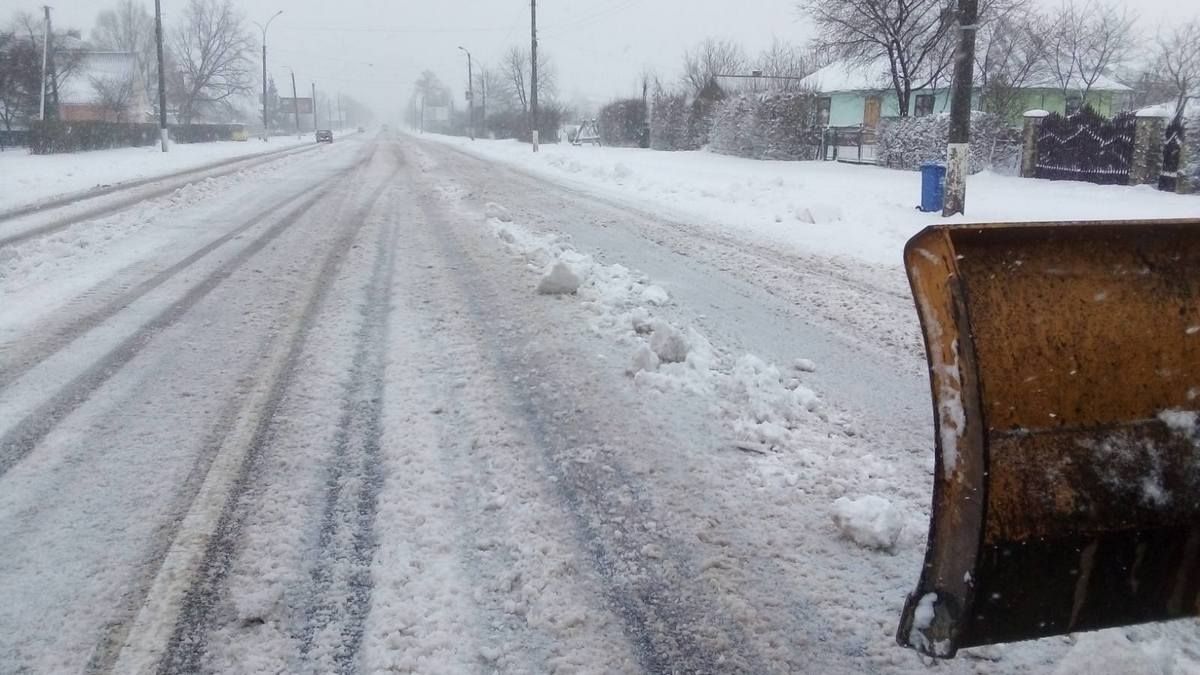 Як в Коломиї чистять дороги і тротуари від снігу 6 квітня 42