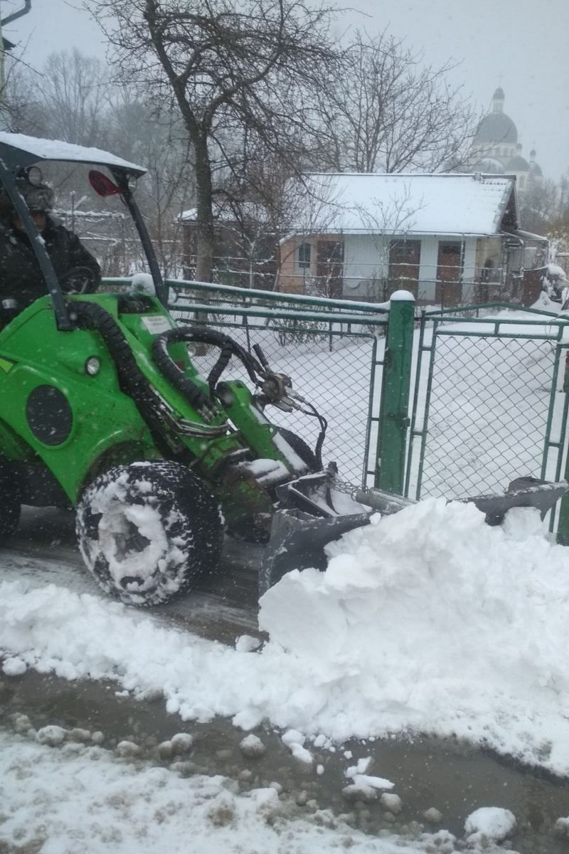 Як в Коломиї чистять дороги і тротуари від снігу 6 квітня 41