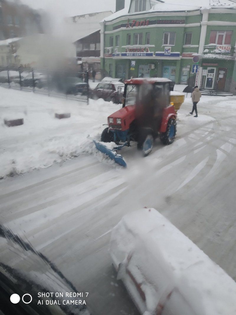 Як в Коломиї чистять дороги і тротуари від снігу 6 квітня 40