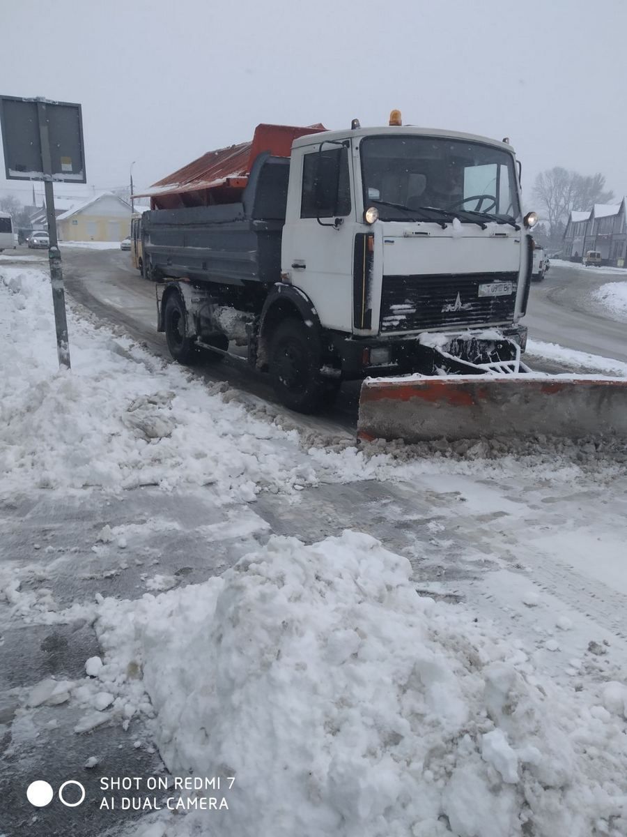 Як в Коломиї чистять дороги і тротуари від снігу 6 квітня 39
