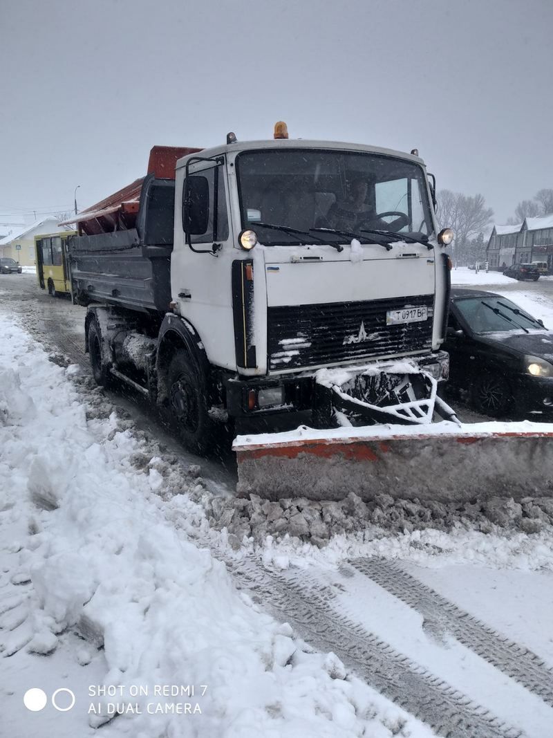 Як в Коломиї чистять дороги і тротуари від снігу 6 квітня 35