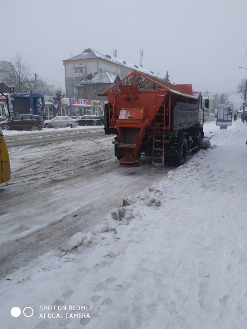Як в Коломиї чистять дороги і тротуари від снігу 6 квітня 36