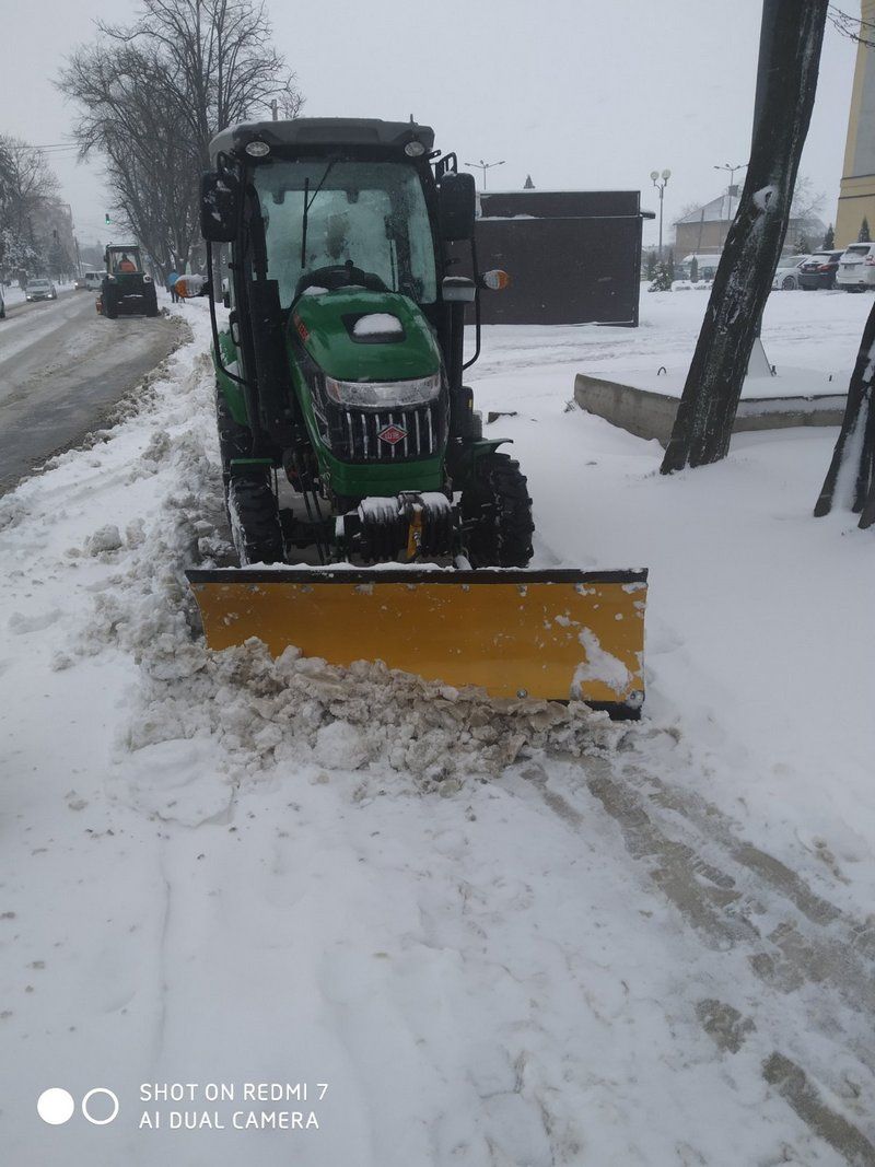 Як в Коломиї чистять дороги і тротуари від снігу 6 квітня 37