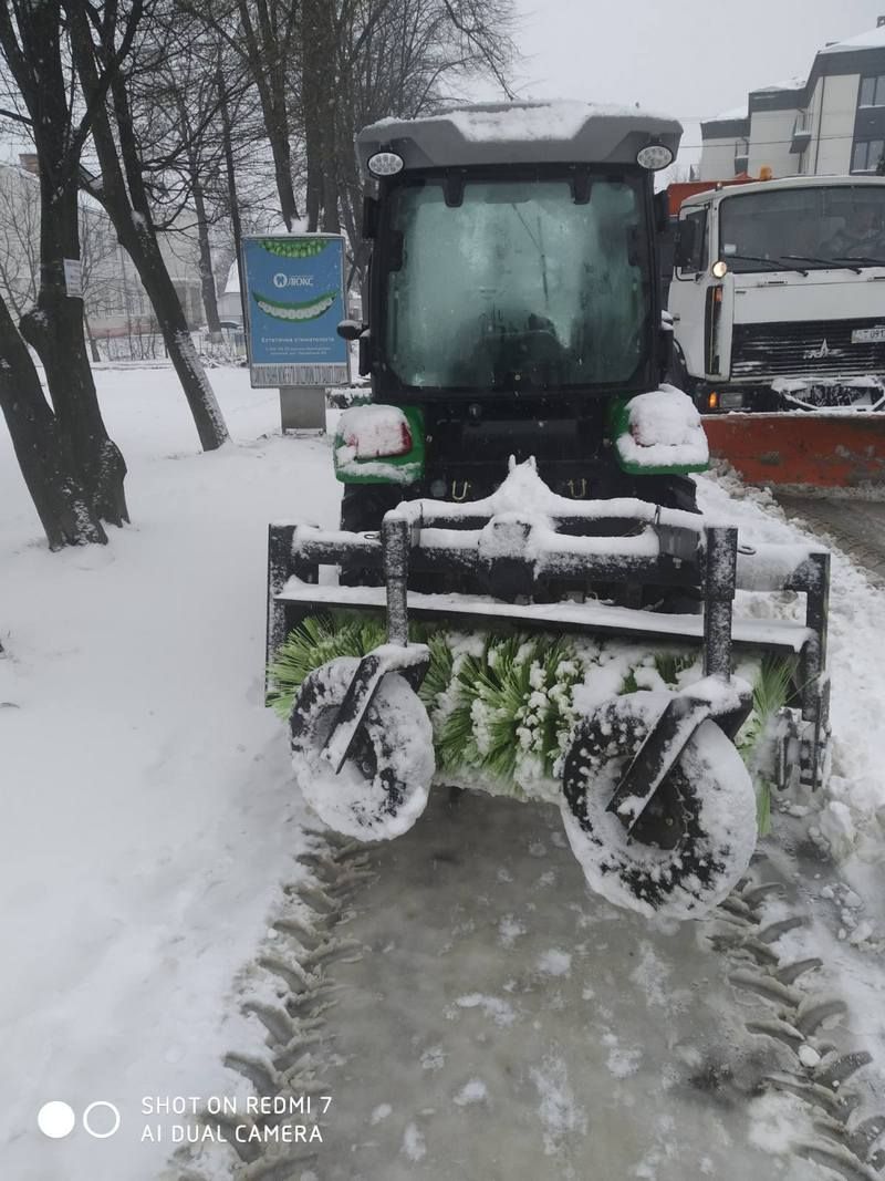 Як в Коломиї чистять дороги і тротуари від снігу 6 квітня 38