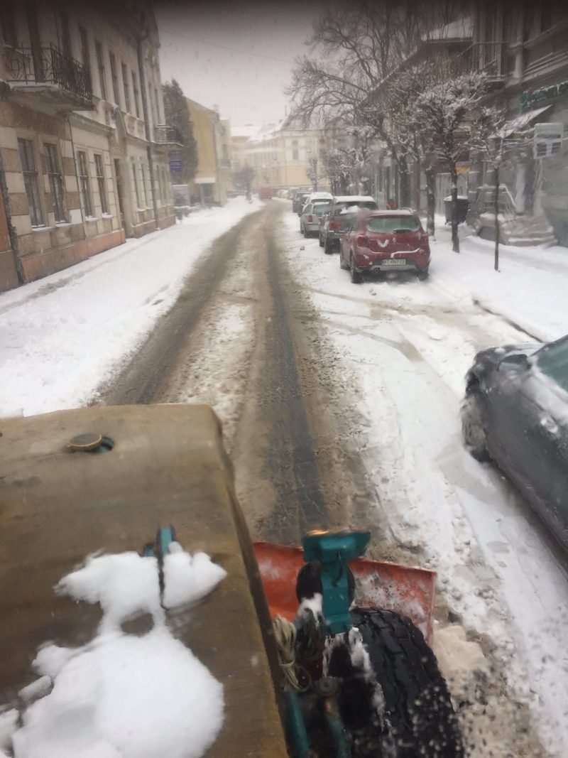 Як в Коломиї чистять дороги і тротуари від снігу 6 квітня 34