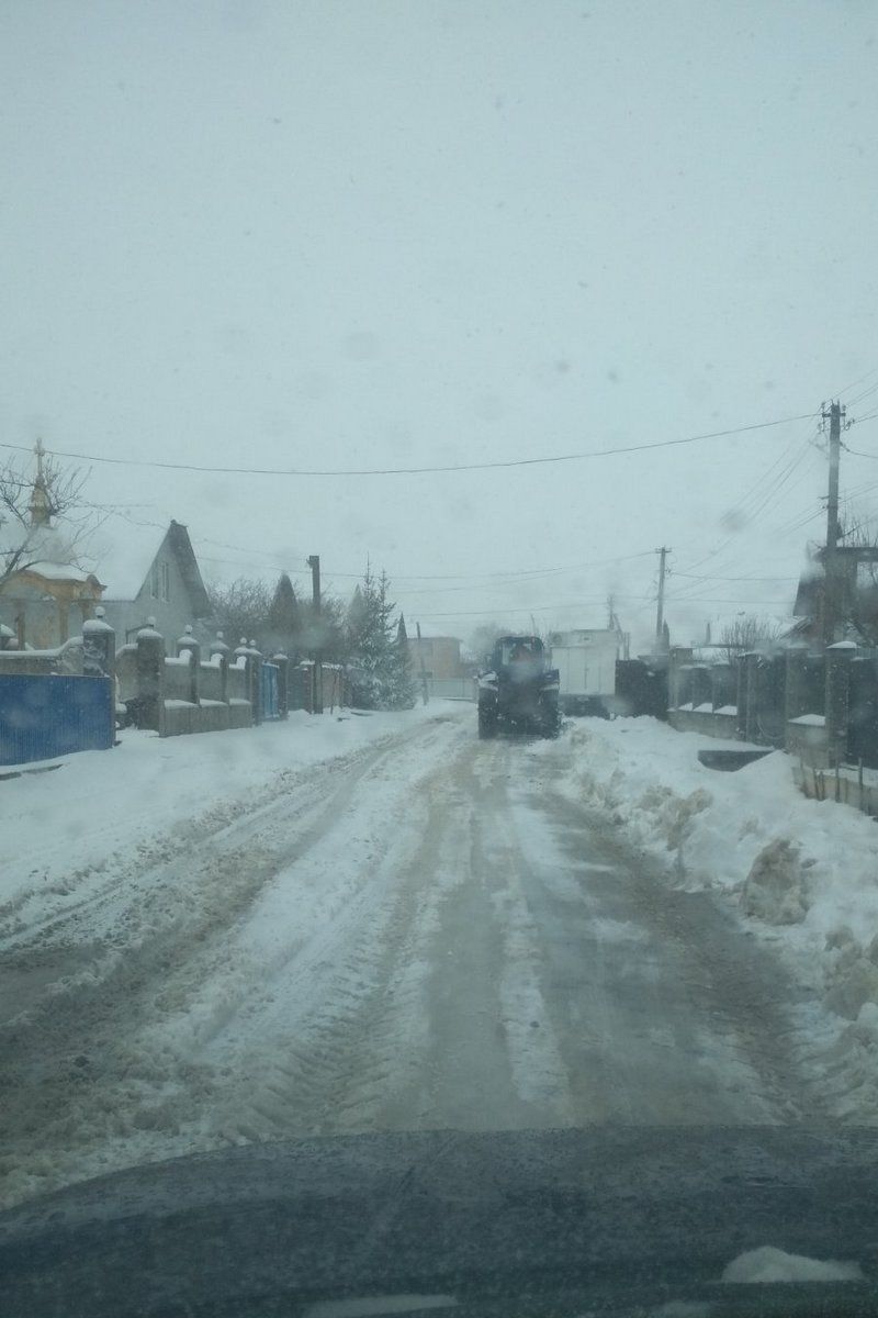 Як в Коломиї чистять дороги і тротуари від снігу 6 квітня 33