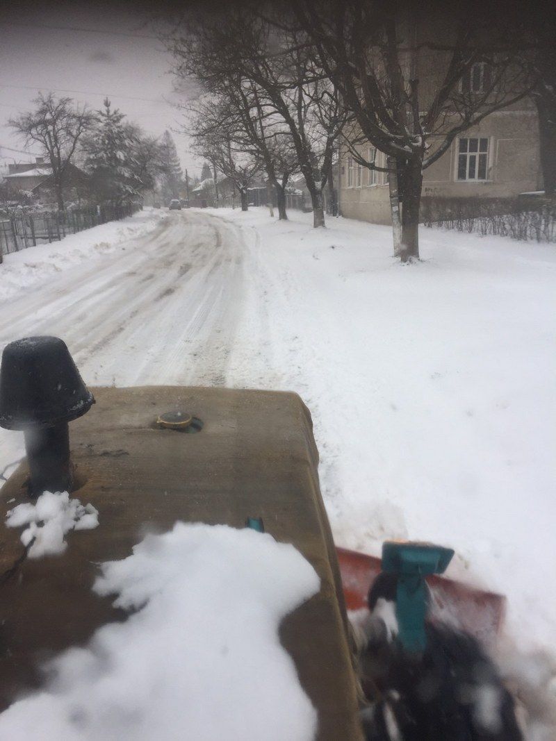 Як в Коломиї чистять дороги і тротуари від снігу 6 квітня 32