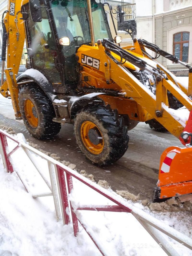 Як в Коломиї чистять дороги і тротуари від снігу 6 квітня 31