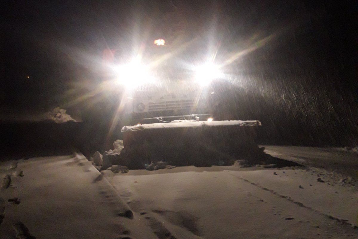 Як в Коломиї чистять дороги і тротуари від снігу 6 квітня 1