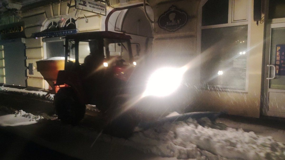 Як в Коломиї чистять дороги і тротуари від снігу 6 квітня 3