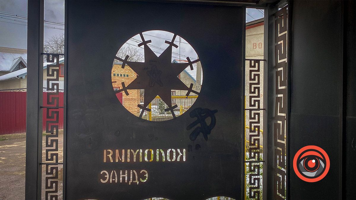 Як з кованих зупинок познущалися вандали в Коломиї