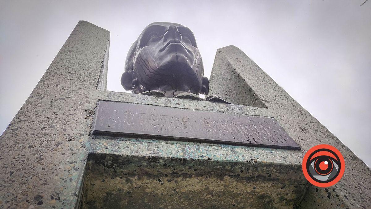 19 липня 1991 міська Рада прийняла ухвалу «Про встановлення пам’ятника Степанові Бандері в м. Коломиї і перейменування вул. Першотравневої на вул. Степана Бандери», а депутати цього ж дня склали 363 крб. на будівництво пам’ятника.