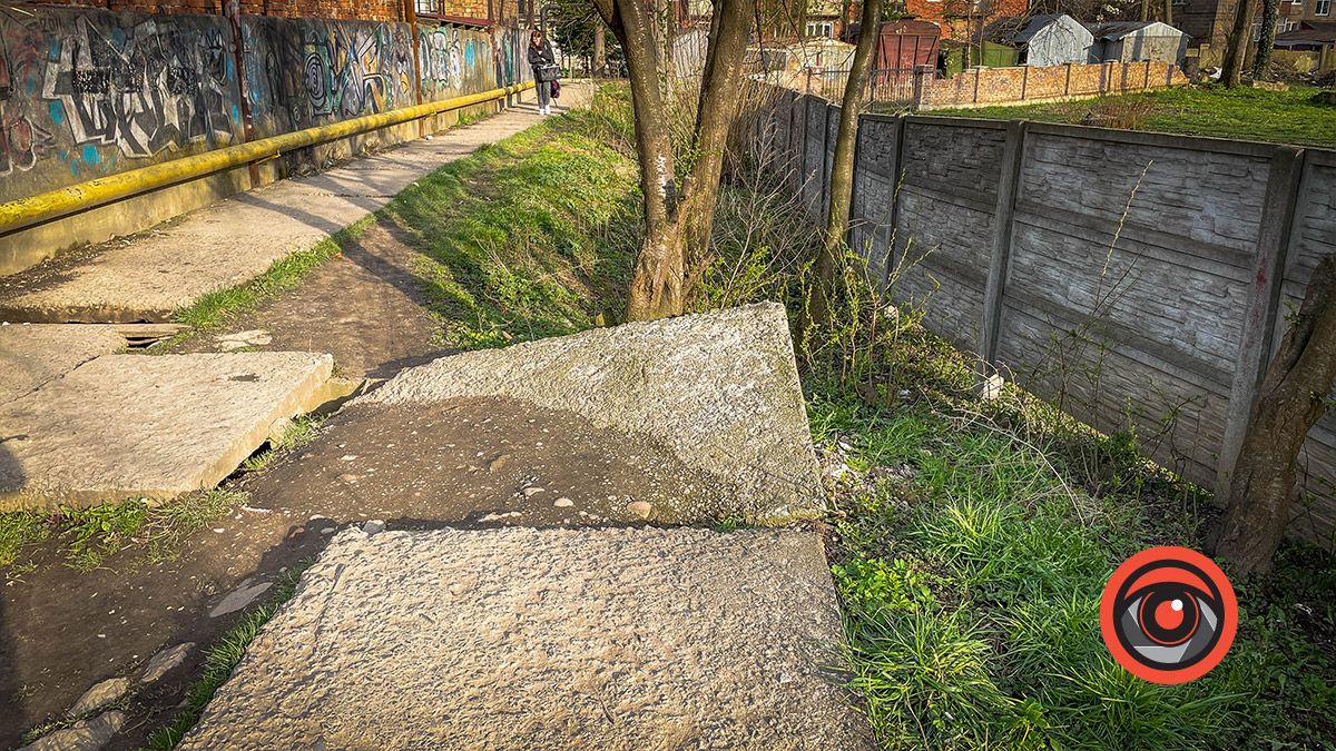 Повз кладовище по теплотрасі: дивацький, але популярний прохід у Коломиї