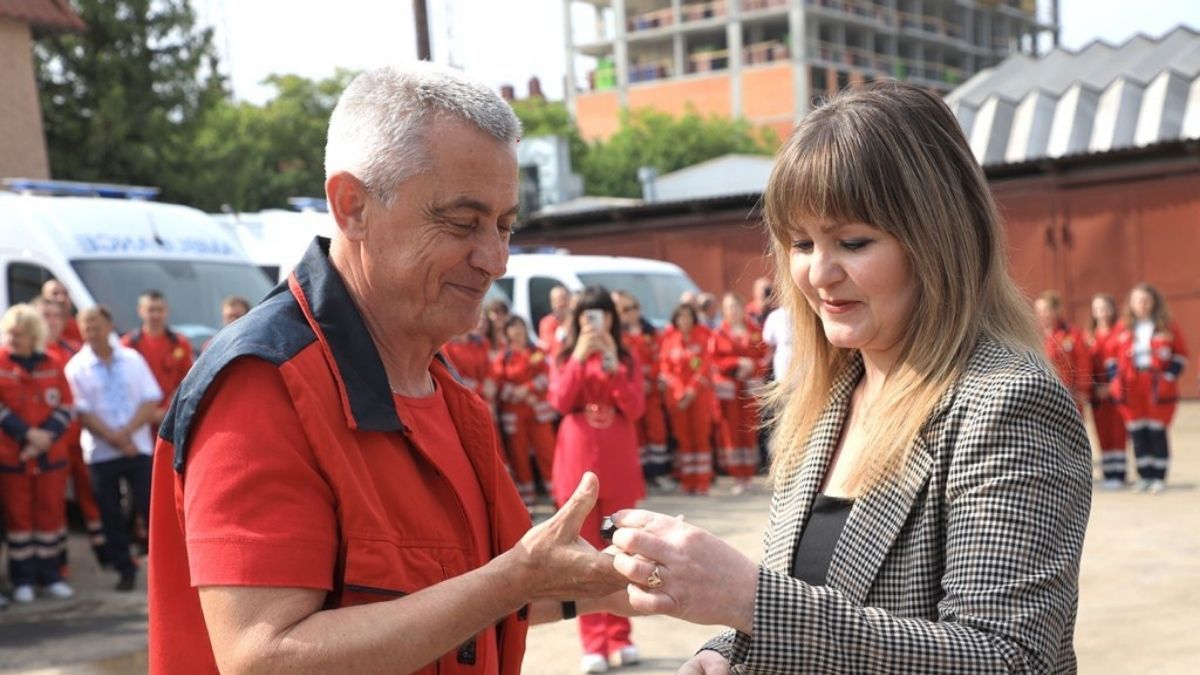 9 громад Прикарпаття отримали карети швидкої допомоги 3