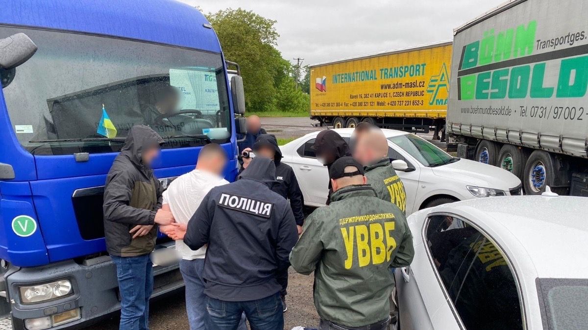 Прикарпатець хотів дати 1000 $ хабаря, аби прикордонники випустили двох військовозобовʼязаних 2