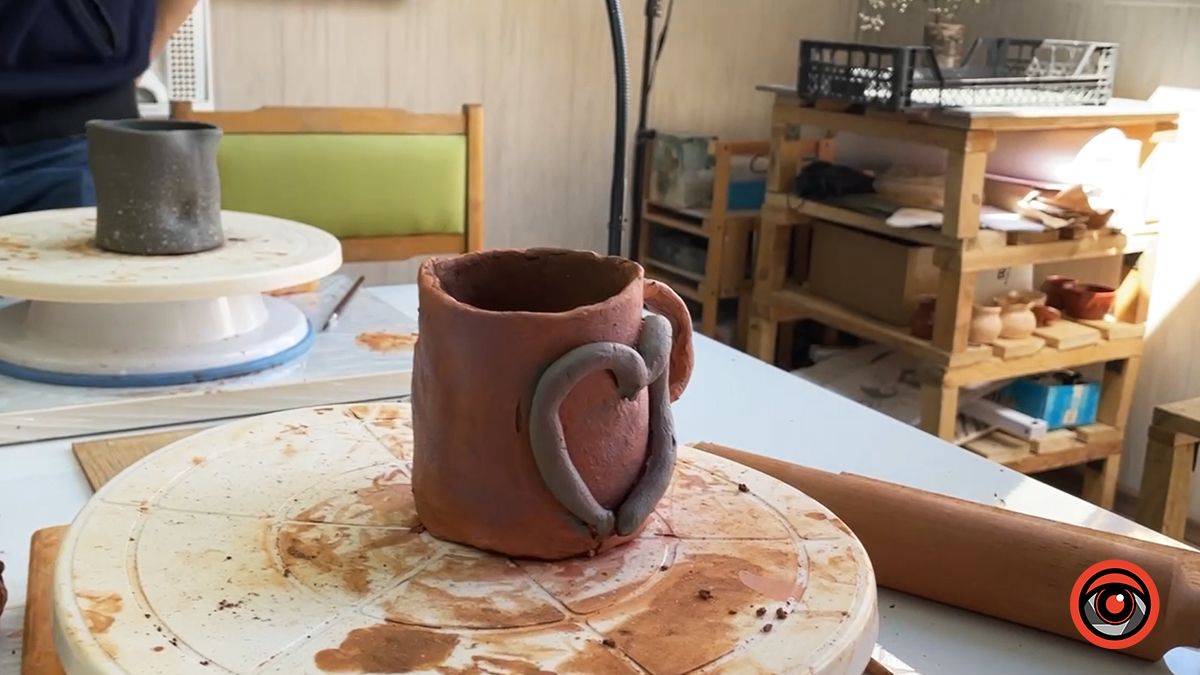 У керамічній майстерні "Файні Файки" коломияни вчаться створювати горнята, вази, прикраси й декор з глини 5