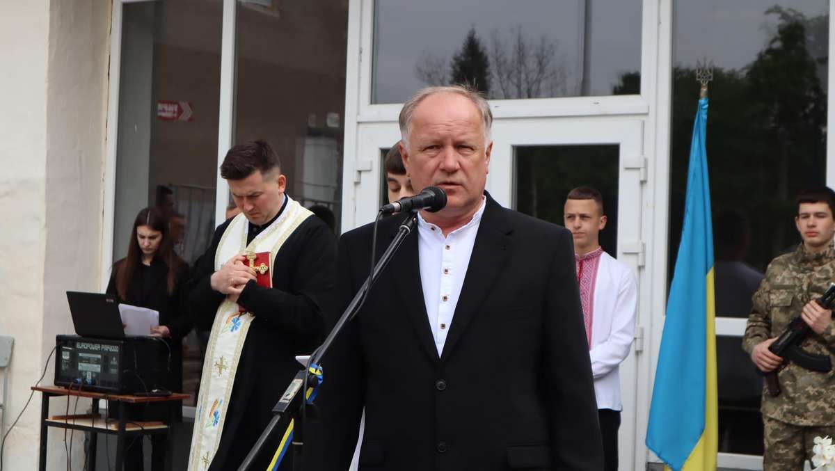 Меморіальну дошку Володимиру Барчуку відкрили на будівлі Коломийського ліцею №2 8