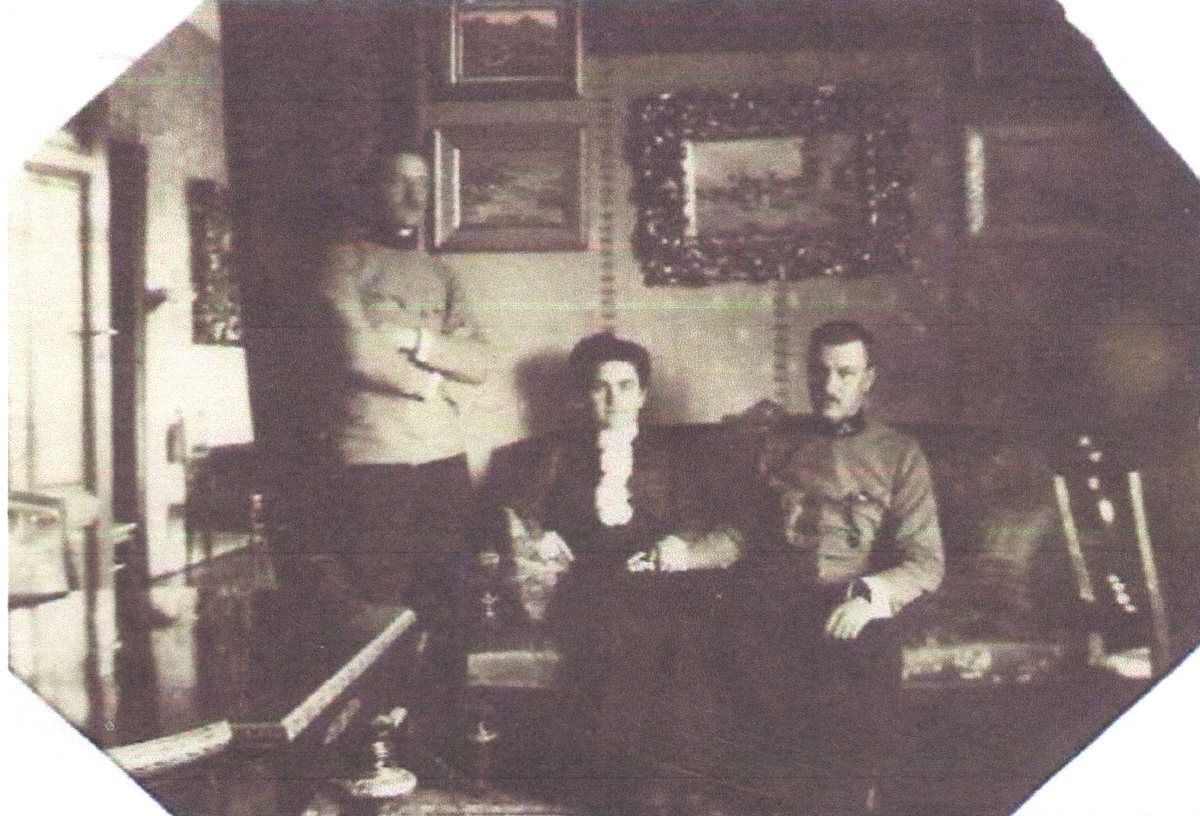 Юзефа та Юзеф Ханя-Дембіцькі у своєму помешканні в Коломиї. Стоїть доктор Цига. Фото до 1918 р.