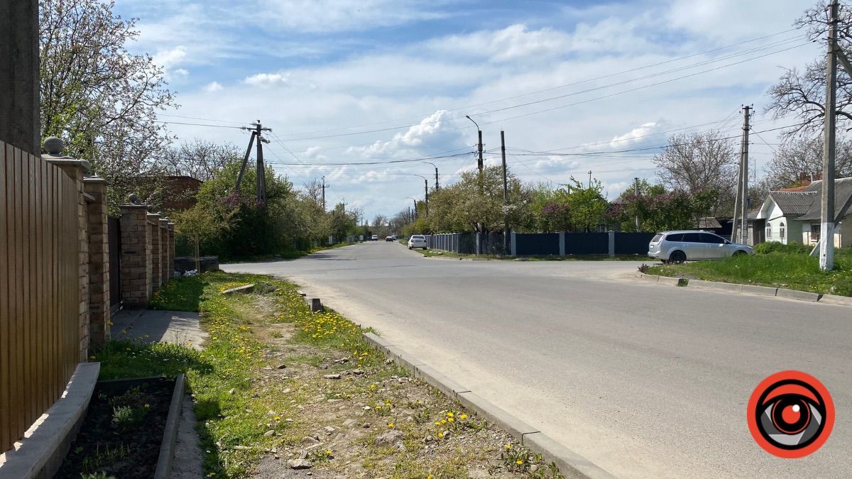 Проблемна ділянка: мешканці вулиці Старицького просять відремонтувати шмат тротуару 6