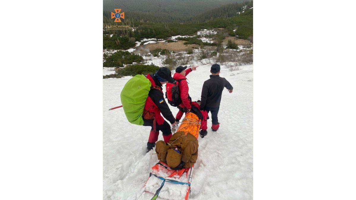Спускалися з Говерли і травмувались: прикарпатські рятувальники допомогли туристам 1