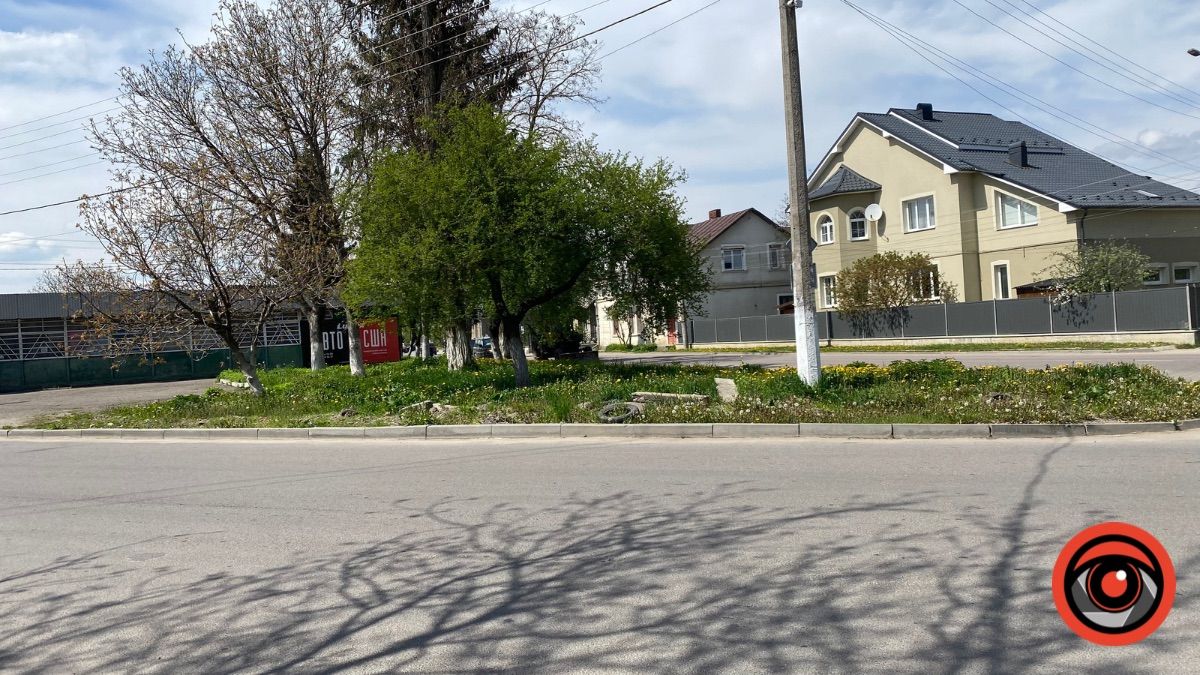 Проблемна ділянка: мешканці вулиці Старицького просять відремонтувати шмат тротуару 2