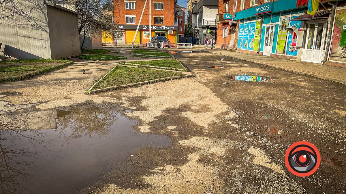 Чітке віддзеркалення неба: пішохідна зона вул. Бандери в очікуванні дива 3