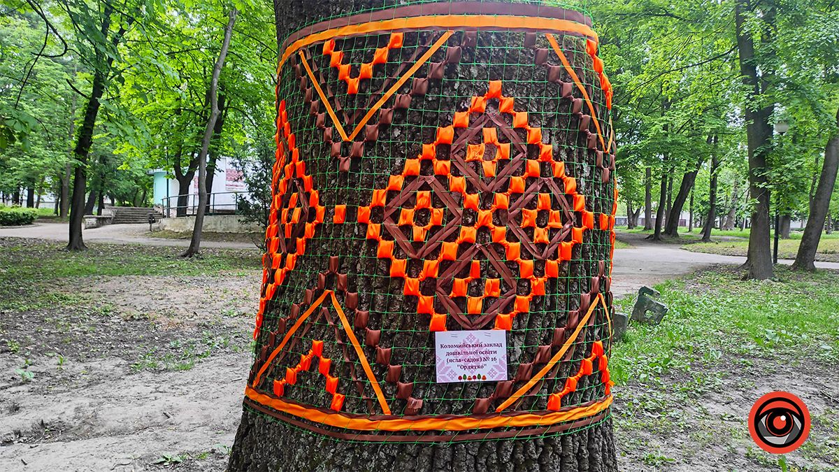 У міському парку Коломиї до Дня вишиванки прикрасили дерева 7