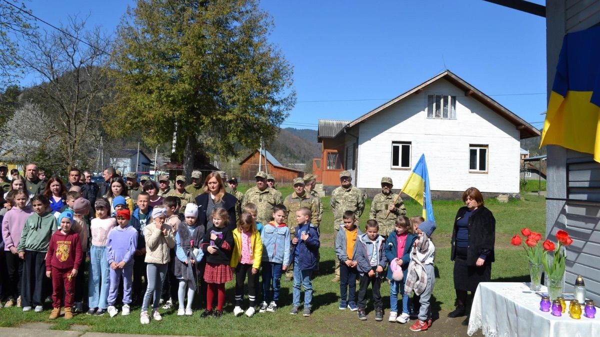 На Верховинщині відкрили меморіальну дошку Герою Дмитру Швагровському 4