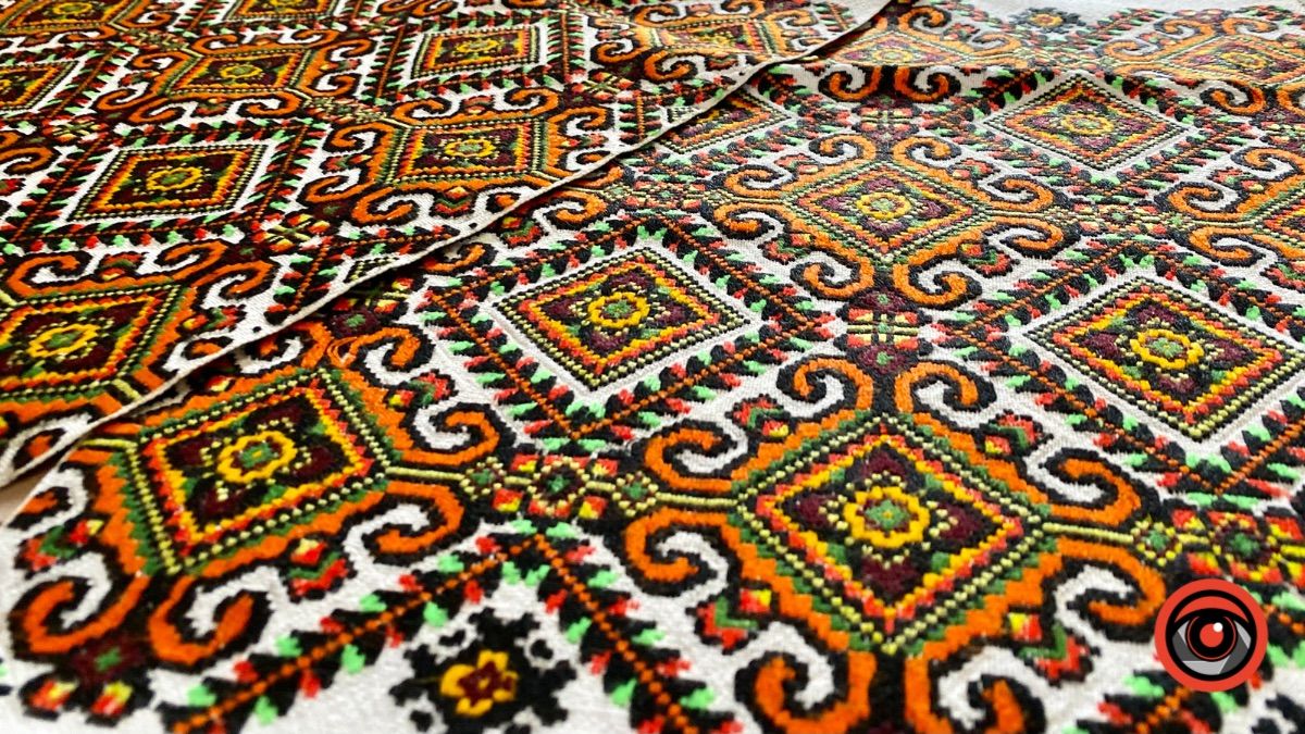 Давня вишивка у Святомихайлівському соборі 8